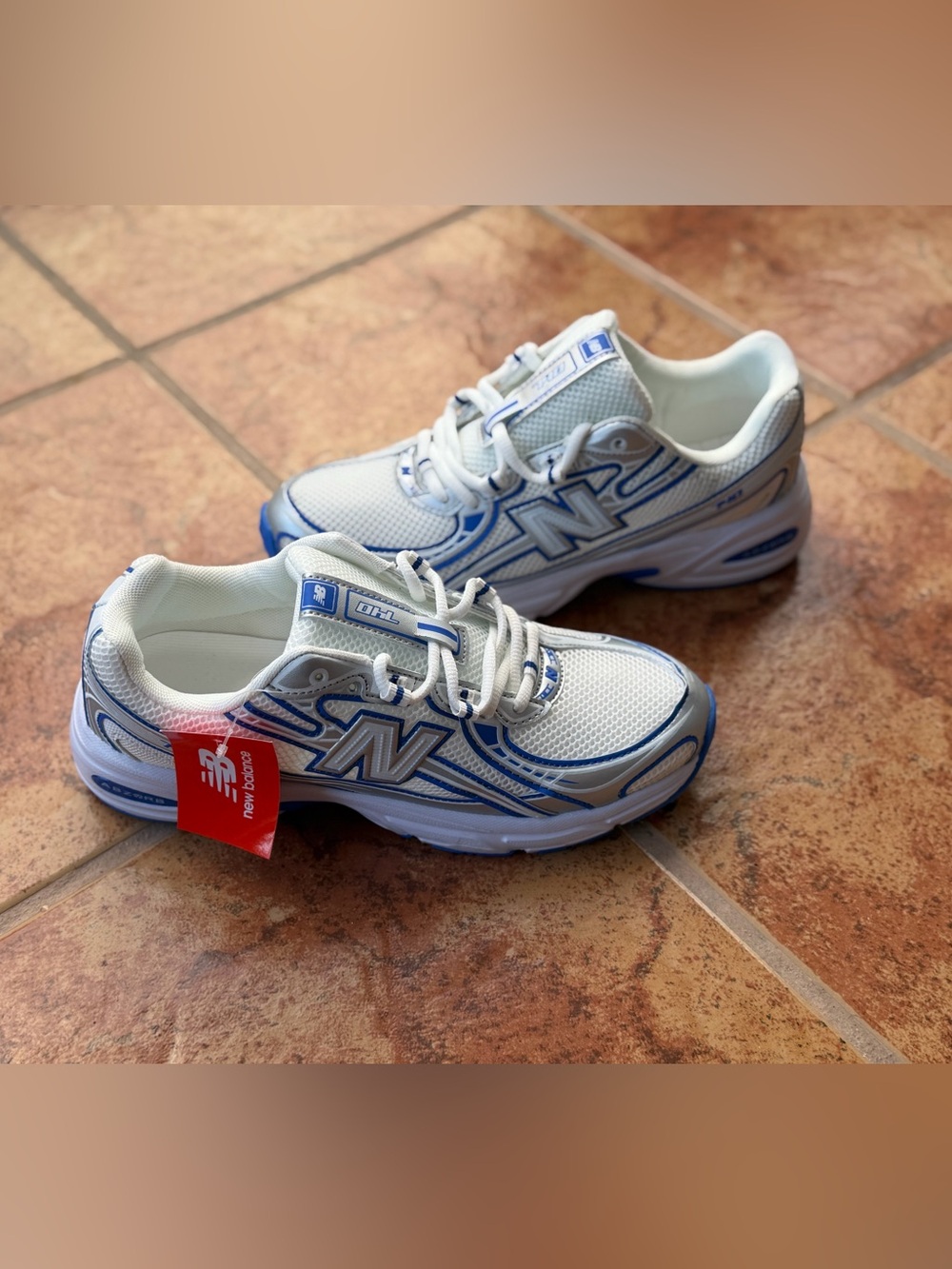 Size 8.5 Men’s And Women’s 10 - New Balance 740 White and Blue Men's Athletic